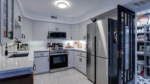 113-2350 Stillingfleet Road, Kelowna, BC - Indoor Photo Showing Kitchen