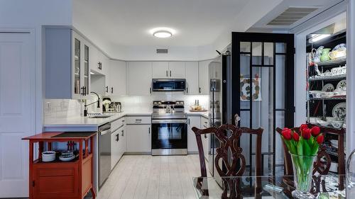113-2350 Stillingfleet Road, Kelowna, BC - Indoor Photo Showing Kitchen With Stainless Steel Kitchen