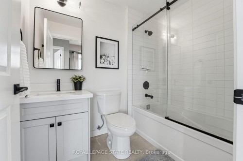 203-120 Springvalley Crescent, Hamilton, ON - Indoor Photo Showing Bathroom