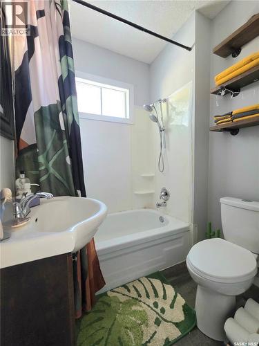 311 5Th Avenue E, Melville, SK - Indoor Photo Showing Bathroom