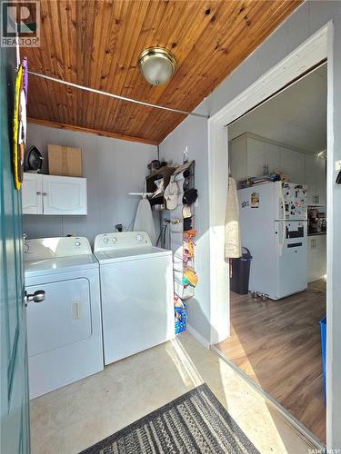 311 5Th Avenue E, Melville, SK - Indoor Photo Showing Laundry Room