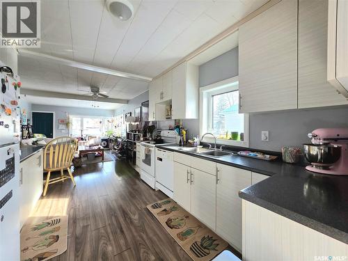 311 5Th Avenue E, Melville, SK - Indoor Photo Showing Kitchen With Double Sink