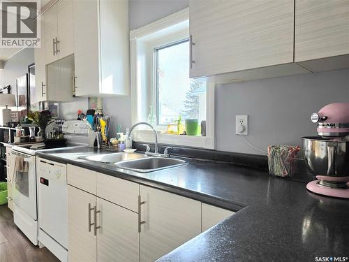 311 5Th Avenue E, Melville, SK - Indoor Photo Showing Kitchen With Double Sink