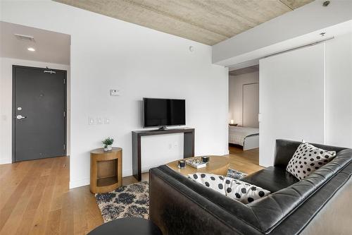 604 311 Hargrave Street, Winnipeg, MB - Indoor Photo Showing Living Room