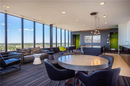 604 311 Hargrave Street, Winnipeg, MB - Indoor