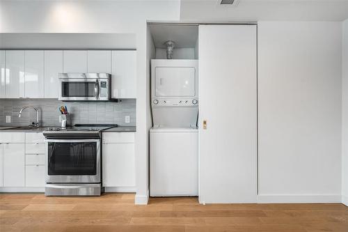 604 311 Hargrave Street, Winnipeg, MB - Indoor Photo Showing Kitchen