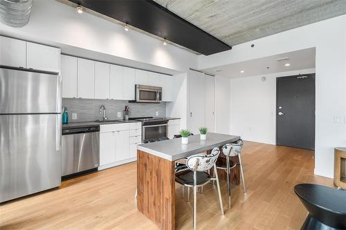 604 311 Hargrave Street, Winnipeg, MB - Indoor Photo Showing Kitchen With Stainless Steel Kitchen