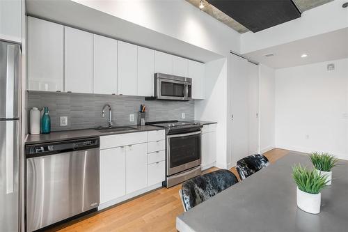 604 311 Hargrave Street, Winnipeg, MB - Indoor Photo Showing Kitchen With Stainless Steel Kitchen With Upgraded Kitchen