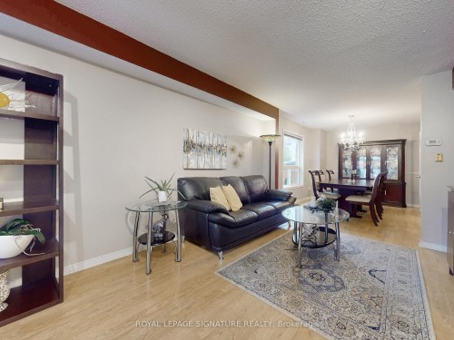 1070 Summitview Crescent, Oshawa, ON - Indoor Photo Showing Living Room