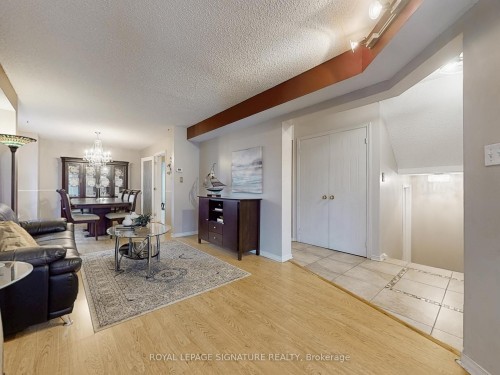 1070 Summitview Crescent, Oshawa, ON - Indoor Photo Showing Living Room