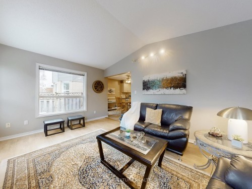 1070 Summitview Crescent, Oshawa, ON - Indoor Photo Showing Living Room