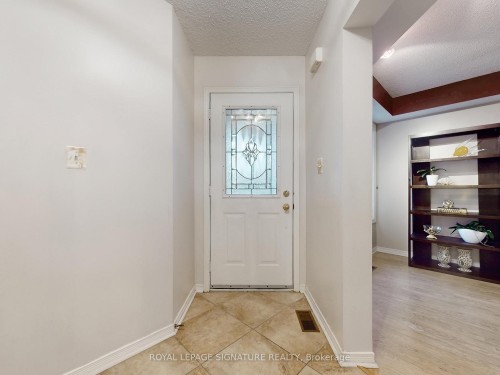 1070 Summitview Crescent, Oshawa, ON - Indoor Photo Showing Other Room