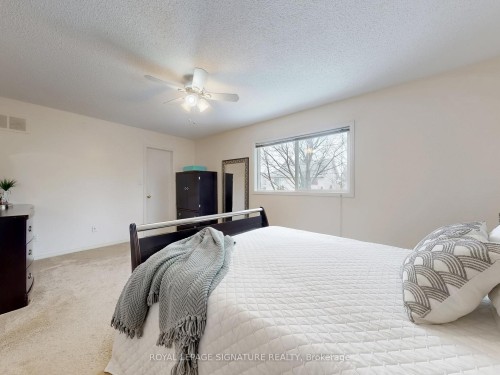 1070 Summitview Crescent, Oshawa, ON - Indoor Photo Showing Bedroom