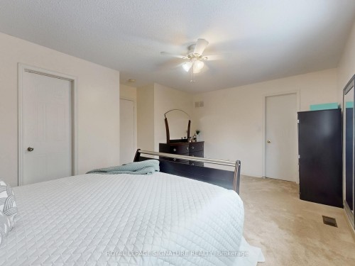 1070 Summitview Crescent, Oshawa, ON - Indoor Photo Showing Bedroom