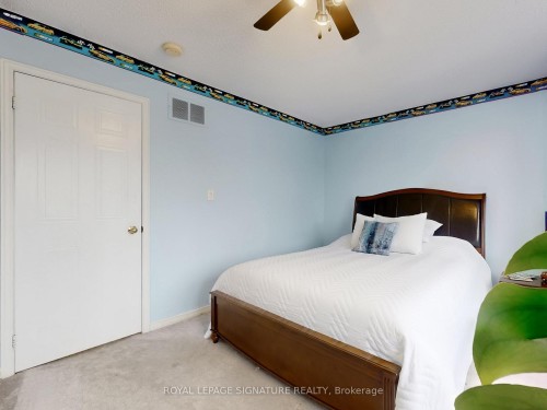 1070 Summitview Crescent, Oshawa, ON - Indoor Photo Showing Bedroom