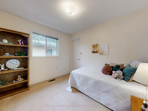 1070 Summitview Crescent, Oshawa, ON - Indoor Photo Showing Bedroom