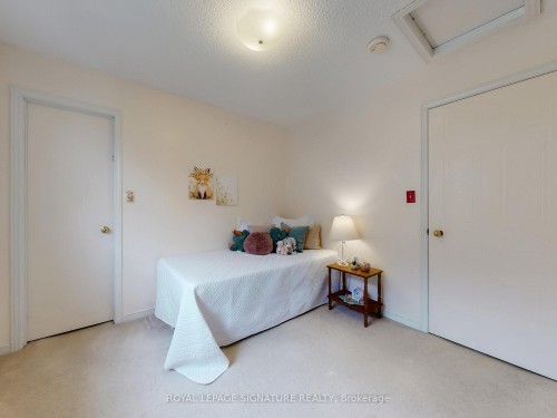 1070 Summitview Crescent, Oshawa, ON - Indoor Photo Showing Bedroom