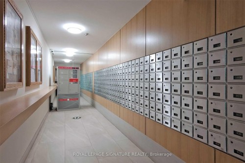 1407-3590 Kaneff Crescent, Mississauga, ON - Indoor Photo Showing Other Room