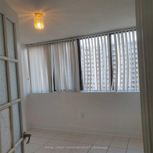 1407-3590 Kaneff Crescent, Mississauga, ON - Indoor Photo Showing Other Room