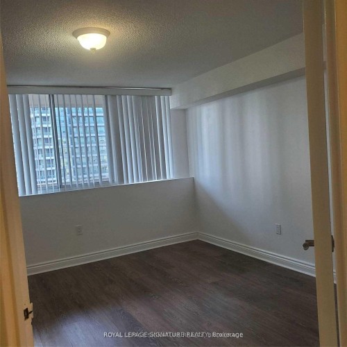 1407-3590 Kaneff Crescent, Mississauga, ON - Indoor Photo Showing Other Room