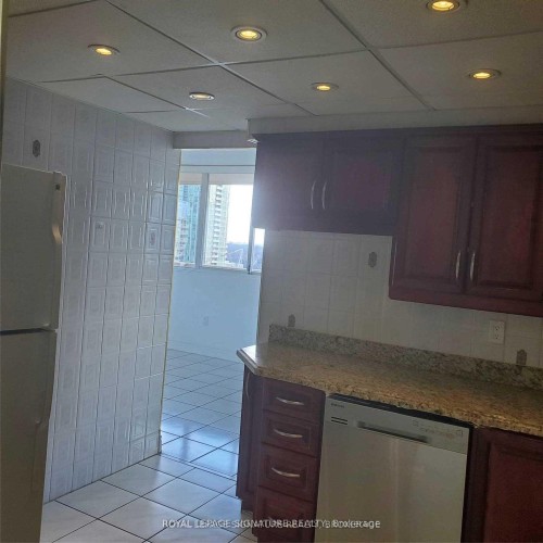 1407-3590 Kaneff Crescent, Mississauga, ON - Indoor Photo Showing Kitchen