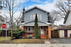2 BECK AVENUE Toronto, ON M4C 4L5