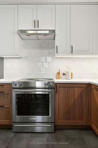 33 East 34Th Street, Hamilton, ON - Indoor Photo Showing Kitchen