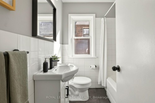 33 East 34Th Street, Hamilton, ON - Indoor Photo Showing Bathroom