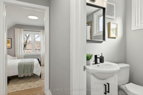 33 East 34Th Street, Hamilton, ON - Indoor Photo Showing Bathroom