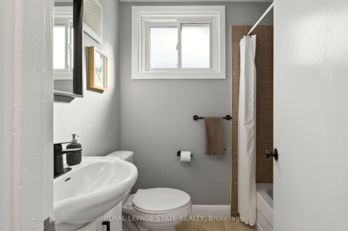 33 East 34Th Street, Hamilton, ON - Indoor Photo Showing Bathroom