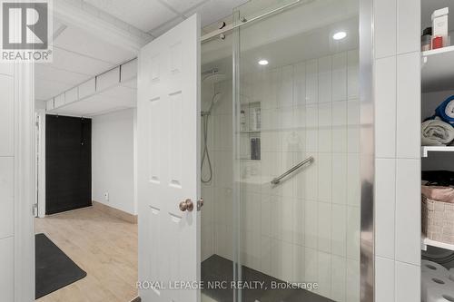 B - 393 Glendale Avenue, St. Catharines (Secord Woods), ON - Indoor Photo Showing Bathroom