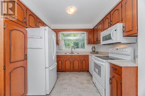 1431 Harmsworth Square, Oakville, ON - Indoor Photo Showing Kitchen With Double Sink