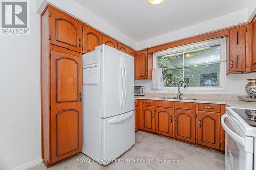 1431 Harmsworth Square, Oakville, ON - Indoor Photo Showing Kitchen With Double Sink