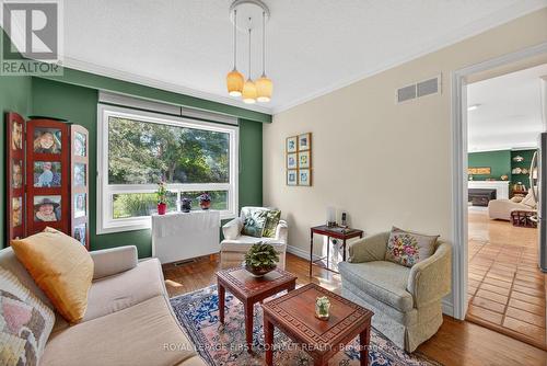 7 Maplecrest Road, Springwater, ON - Indoor Photo Showing Living Room