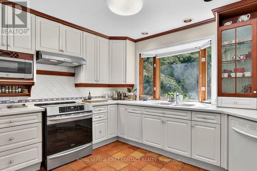 7 Maplecrest Road, Springwater, ON - Indoor Photo Showing Kitchen With Double Sink