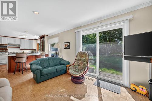 7 Maplecrest Road, Springwater, ON - Indoor Photo Showing Living Room