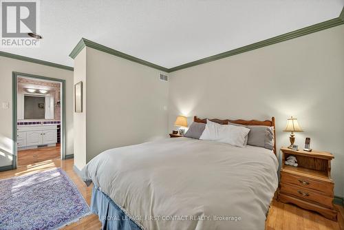7 Maplecrest Road, Springwater, ON - Indoor Photo Showing Bedroom