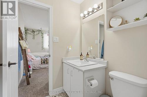 18 Chapman Court, London North (North I), ON - Indoor Photo Showing Bathroom