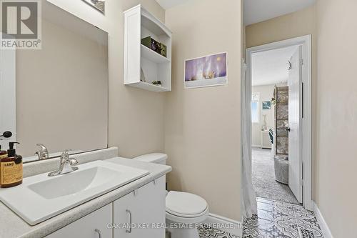 18 Chapman Court, London North (North I), ON - Indoor Photo Showing Bathroom