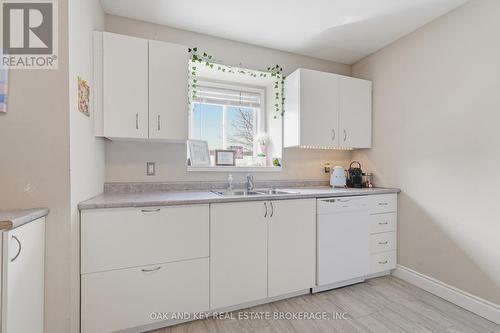 18 Chapman Court, London North (North I), ON - Indoor Photo Showing Kitchen With Double Sink