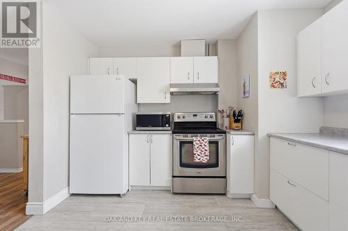 18 Chapman Court, London North (North I), ON - Indoor Photo Showing Kitchen