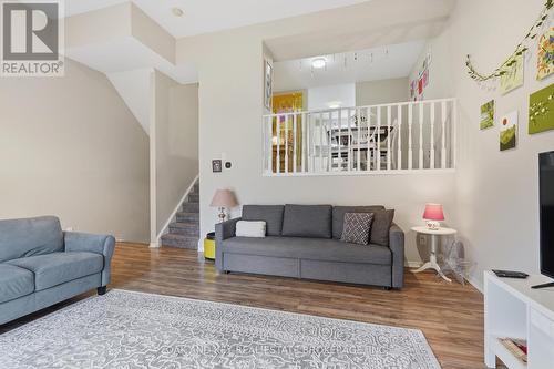 18 Chapman Court, London North (North I), ON - Indoor Photo Showing Living Room