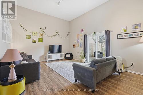 18 Chapman Court, London North (North I), ON - Indoor Photo Showing Living Room