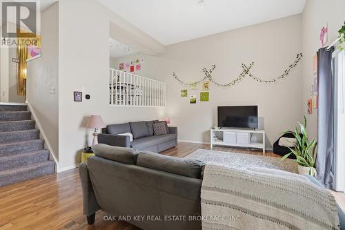 18 Chapman Court, London North (North I), ON - Indoor Photo Showing Living Room