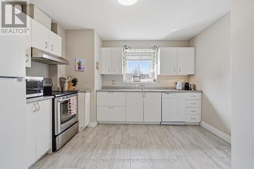 18 Chapman Court, London North (North I), ON - Indoor Photo Showing Kitchen
