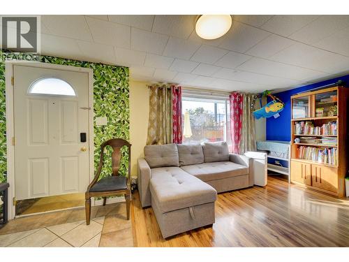 934 Westminster Avenue, Kamloops, BC - Indoor Photo Showing Living Room