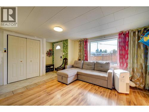 934 Westminster Avenue, Kamloops, BC - Indoor Photo Showing Living Room