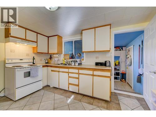 934 Westminster Avenue, Kamloops, BC - Indoor Photo Showing Kitchen With Double Sink