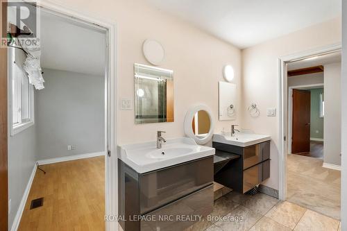 64 Adel Drive, St. Catharines (Carlton/Bunting), ON - Indoor Photo Showing Bathroom