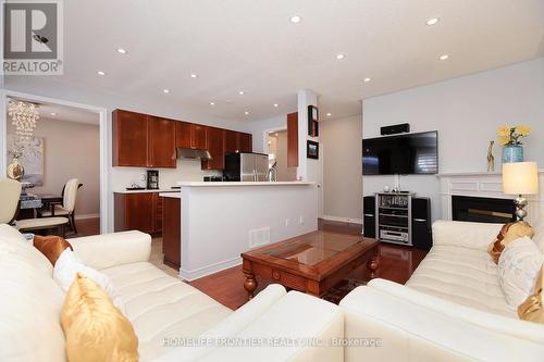 3213 Escada Drive, Mississauga, ON - Indoor Photo Showing Living Room